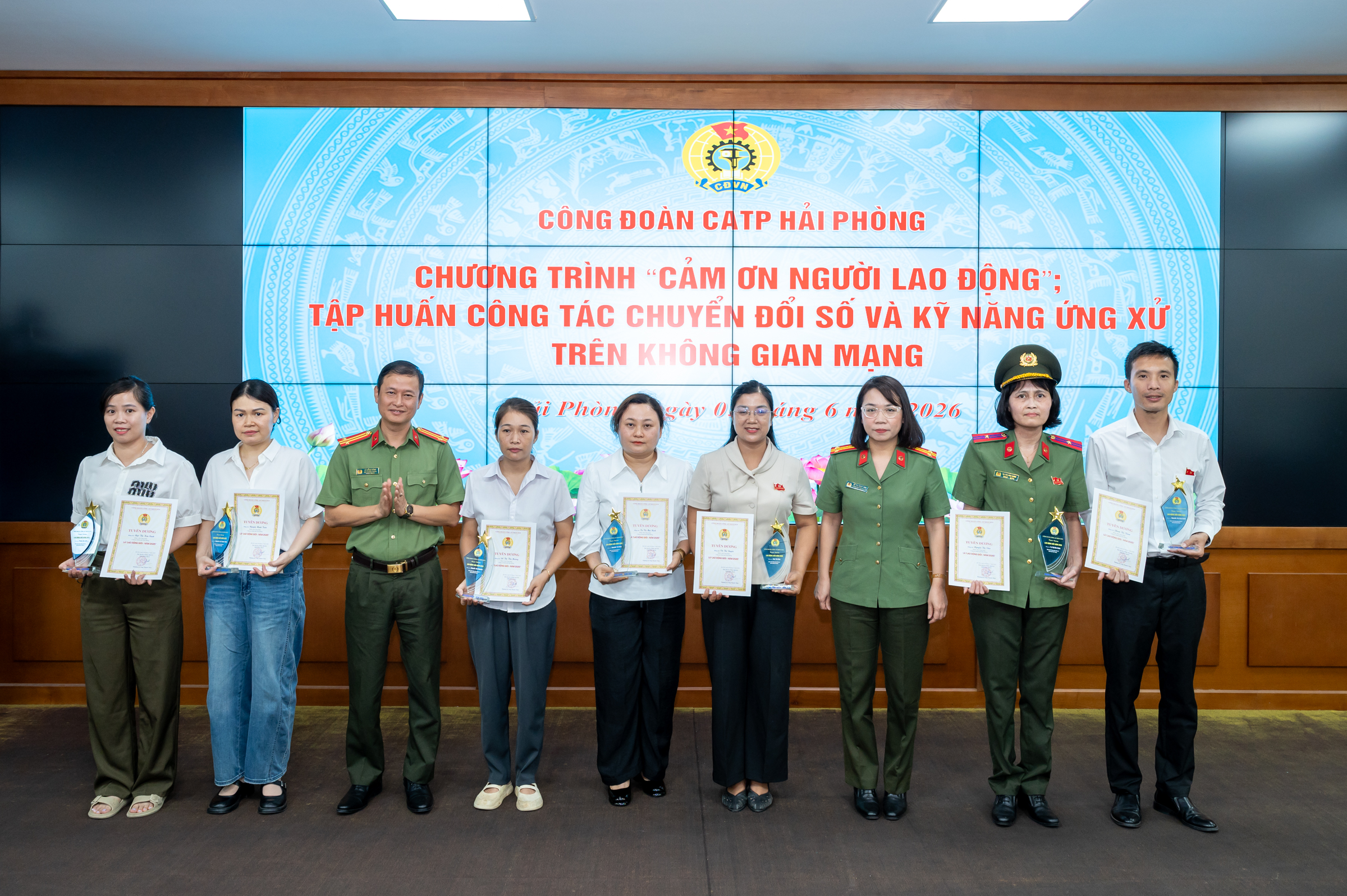 Công đoàn CATP: Ấm áp chương trình “cảm ơn người lao động”; tập huấn công tác chuyển đổi số và kỹ năng ứng xử trên không gian mạng